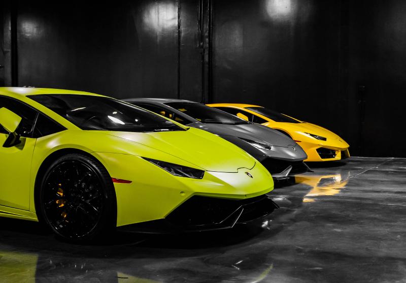 Weisses Auto matt foliert in einem Showroom — Beispiel einer Vollfolierung