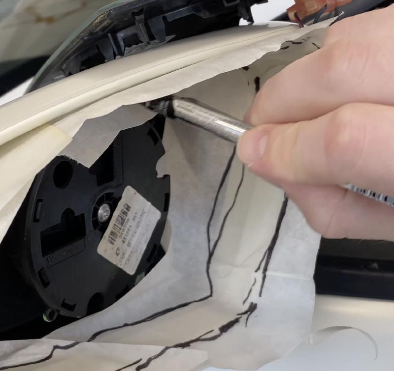 Aussenspiegel wird zur Folierung demontiert — beim Tesla mit Repeater-Kamera-Linse, die vor der Folierung mit Maskingband abgeklebt werden muss.