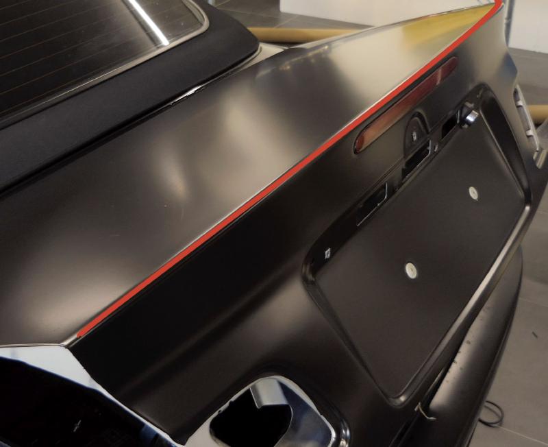 Detailaufnahme einer Heckfolierung — Heckdeckel und Spoiler in Mattschwarz