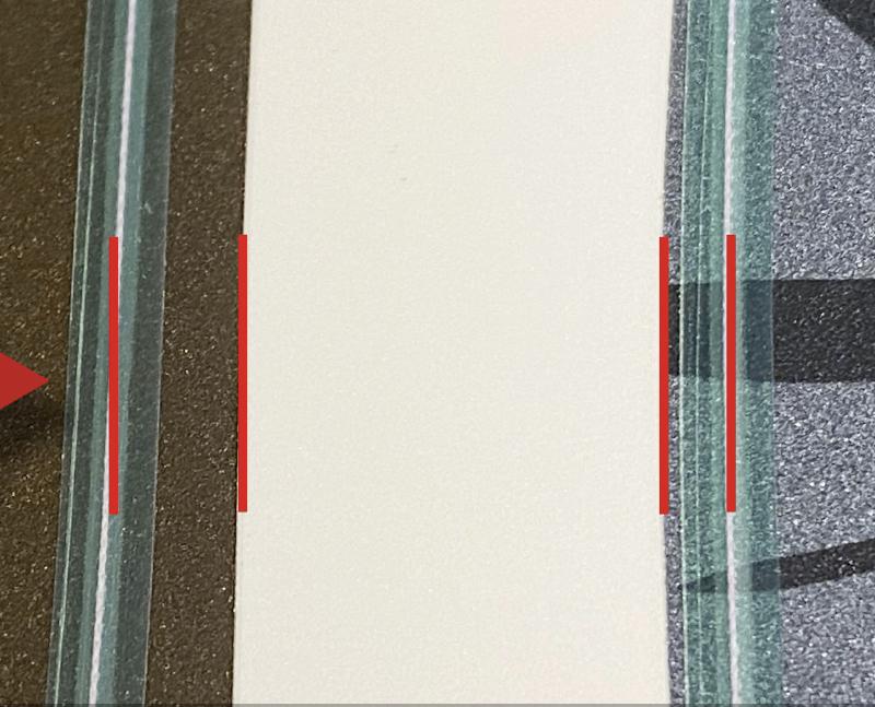 Detailaufnahme einer Folien-Überlappung mit Knifeless-Tape, mit Mass-Angaben für kalandriert und gegossen