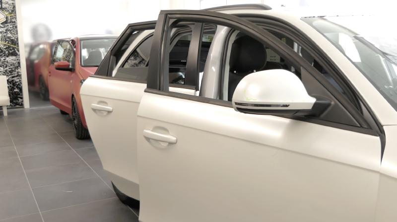 Auto in matter Folie im Showroom — Look, den werkseitig nur Lacke der Premium-Klasse erreichen