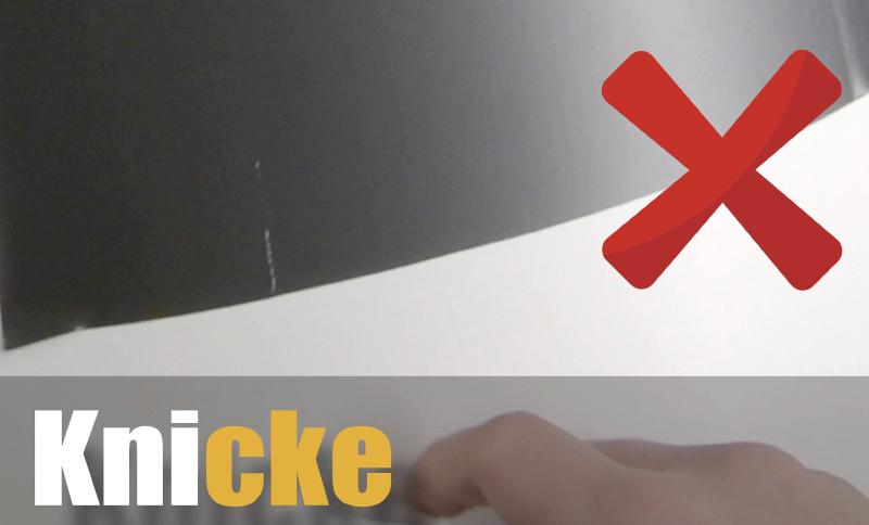 Schwarze Wrap-Folie wird mit Rakel auf eine Karosserieteil aufgebracht — das ist die typische Optik beim Chrome Delete, wenn Chromleisten in Satin Schwarz überfoliert werden.
