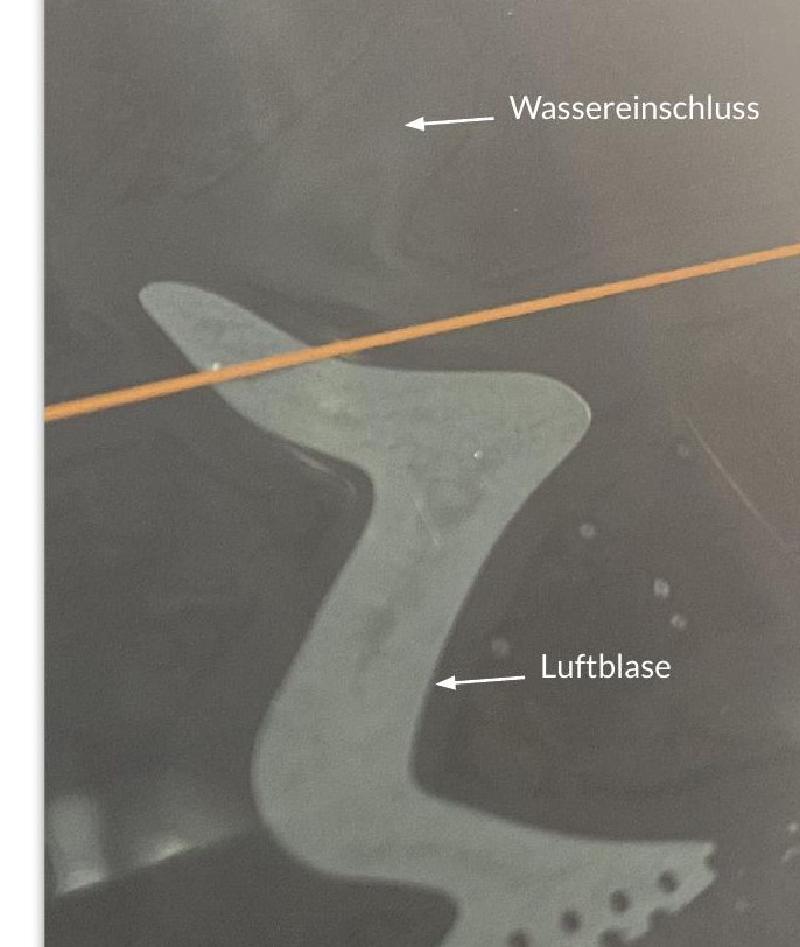 Wassereinschluss und Luftblase unter einer Tönungsfolie im direkten Vergleich