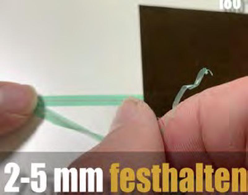 Knifeless Tape Anwendung: Schneidfaden 2–5 mm festhalten und ziehen für sauberen Schnitt ohne Messer